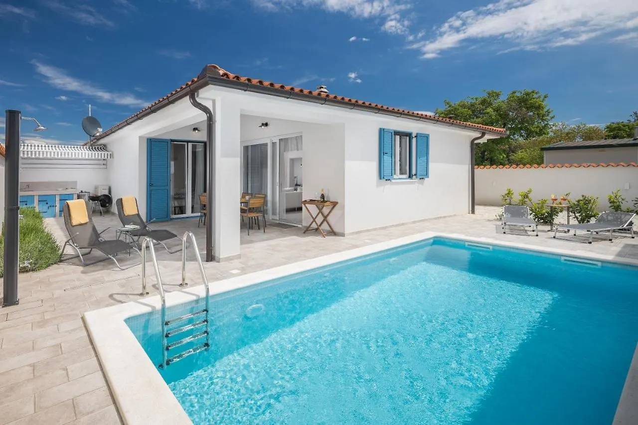 Villa Spacious Holiday House In Istria Peroj