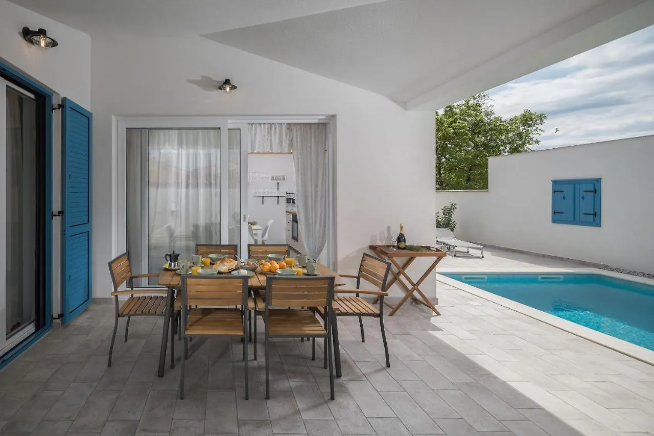 Spacious Holiday House In Istria Peroj
