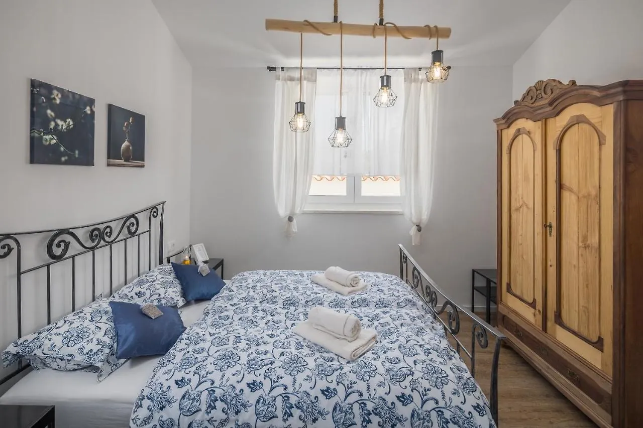 Villa Spacious Holiday House In Istria Peroj
