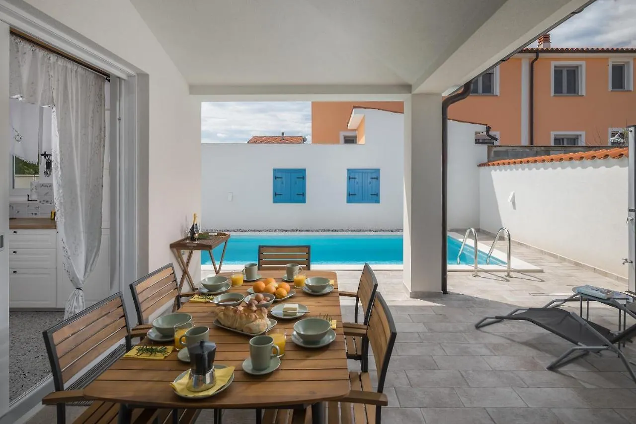 Villa Spacious Holiday House In Istria Peroj
