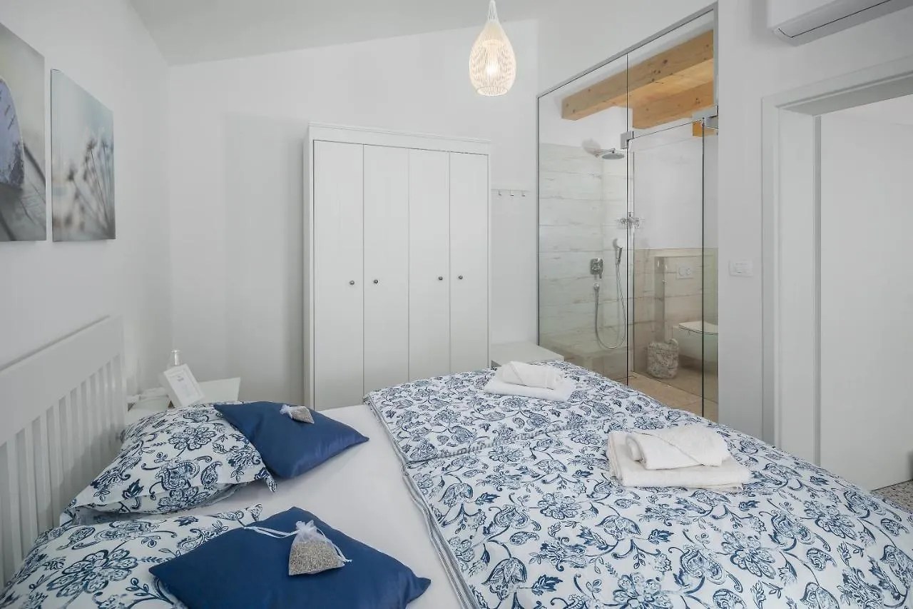 Villa Spacious Holiday House In Istria Peroj
